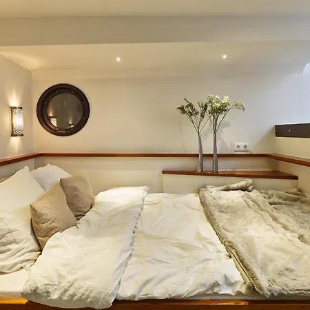 Your Houseboat 船上ホテル *