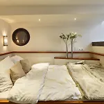 Your Houseboat بوتيل *