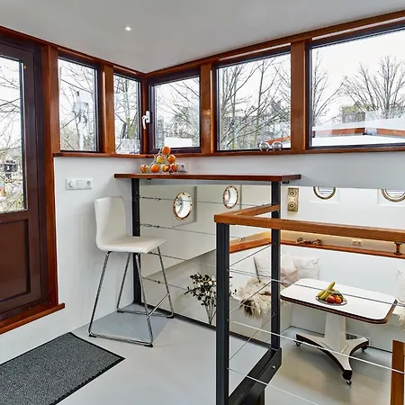 Your Houseboat 보트호텔 *