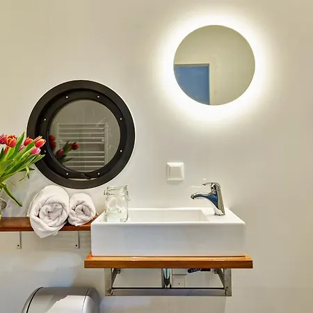 Your Houseboat 보트호텔