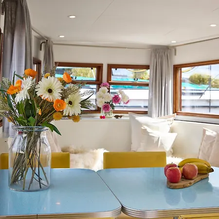 Botel Your Houseboat