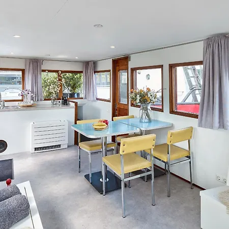 Your Houseboat 보트호텔