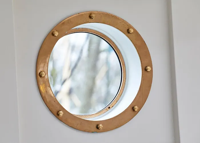 Your Houseboat Botel *