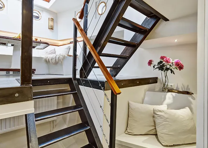 Botel Your Houseboat