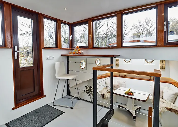 Your Houseboat Botel *