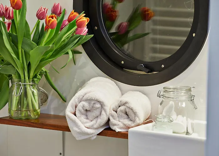 Botel Your Houseboat