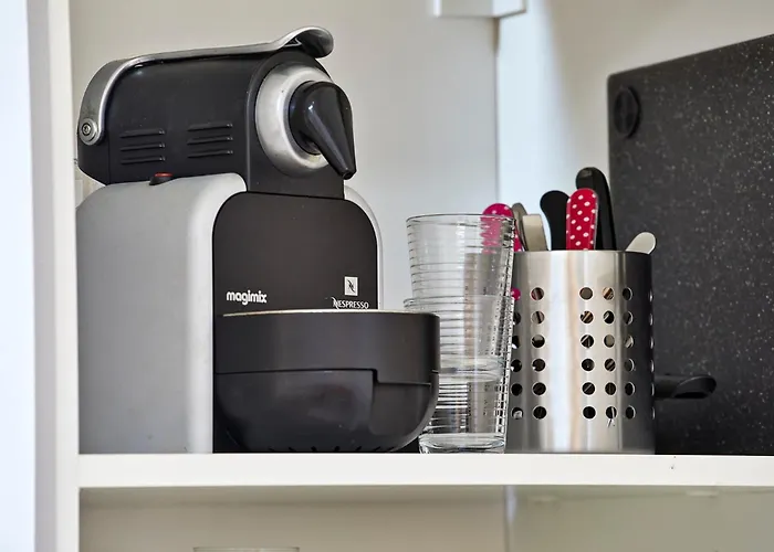 Your Houseboat Botel *