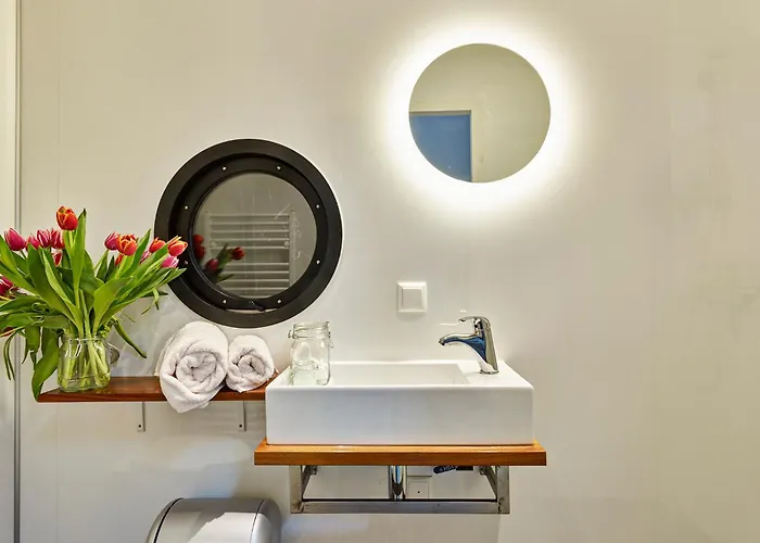 Your Houseboat Botel