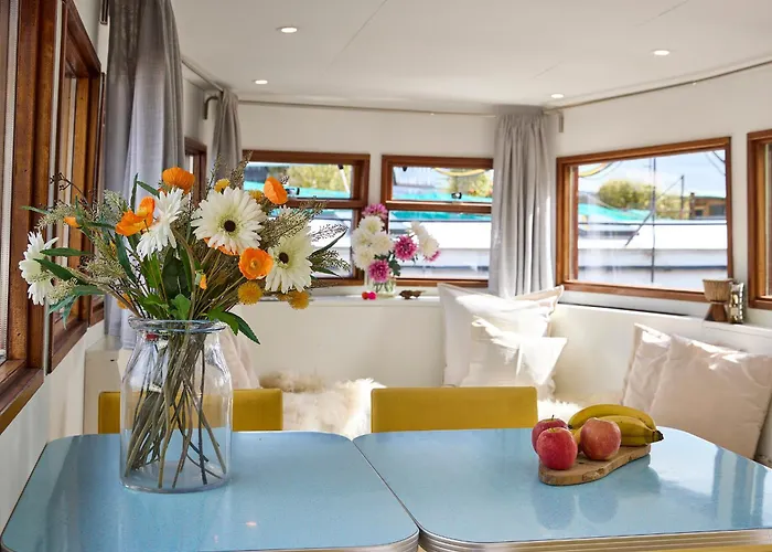 Botel Your Houseboat