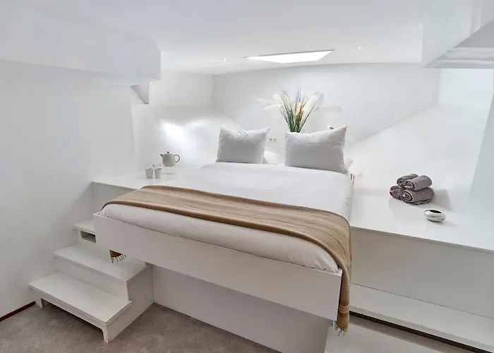 Botel Your Houseboat *