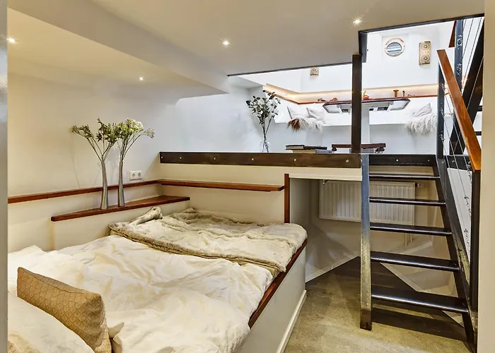 Botel Your Houseboat Amsterdam