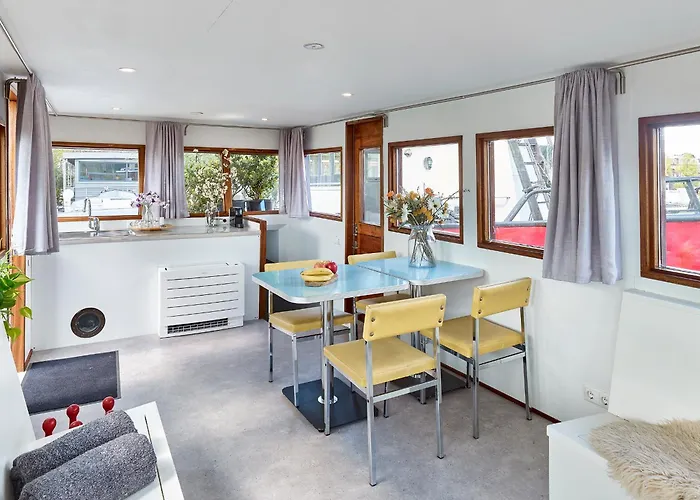 Your Houseboat Botel