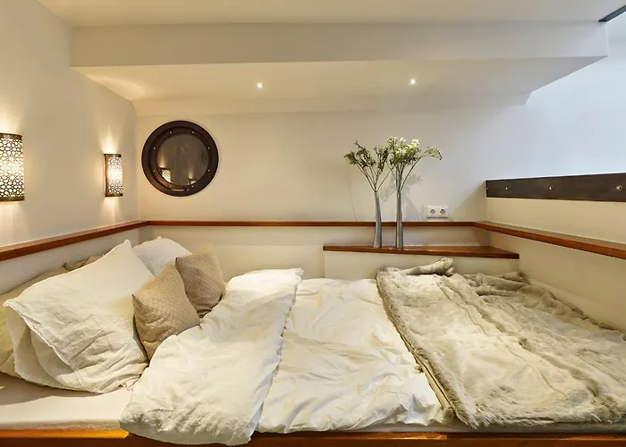 Your Houseboat Botel *