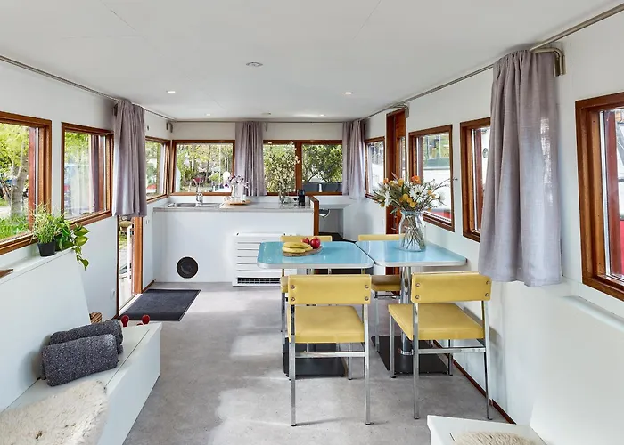 Botel Your Houseboat *