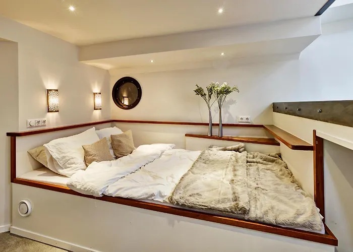 Your Houseboat Botel Amsterdam