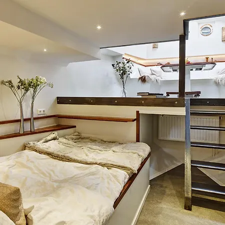 Botel Your Houseboat Amsterdam
